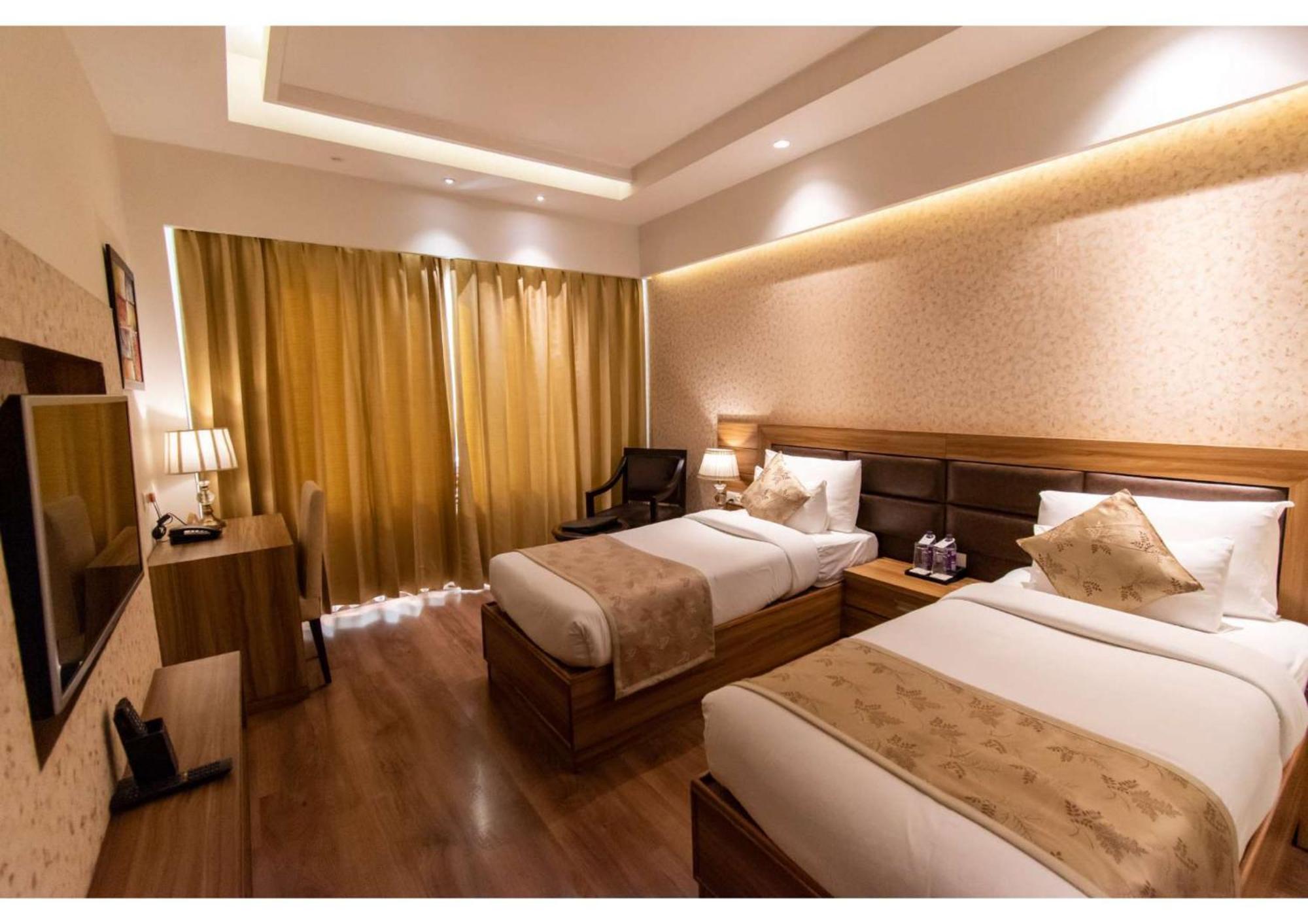 The Grand Ambassador Hotel ฟักวารา ภายนอก รูปภาพ
