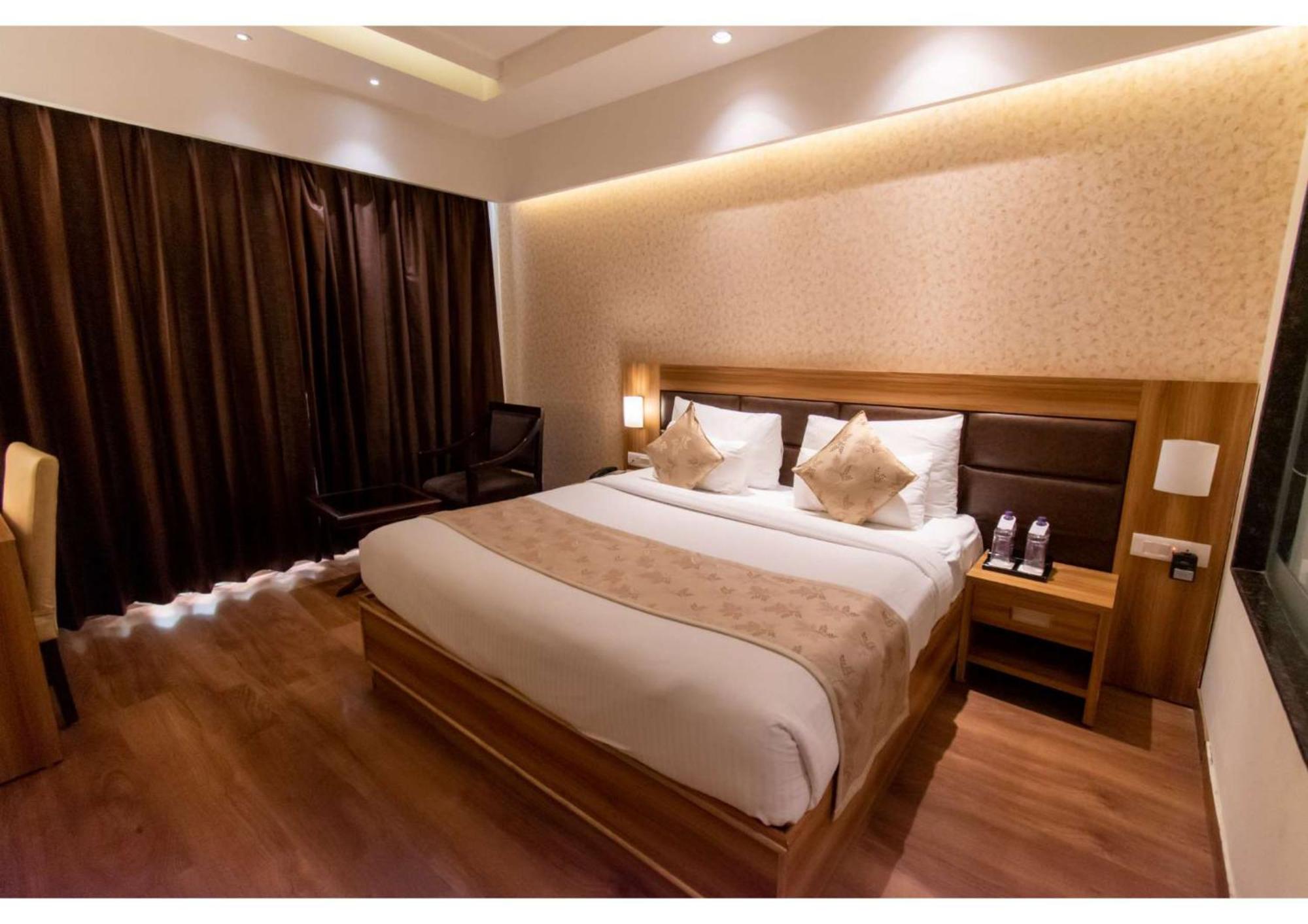 The Grand Ambassador Hotel ฟักวารา ภายนอก รูปภาพ