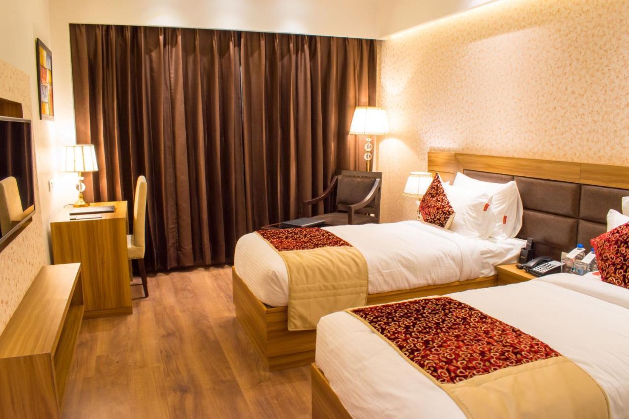 The Grand Ambassador Hotel ฟักวารา ภายนอก รูปภาพ